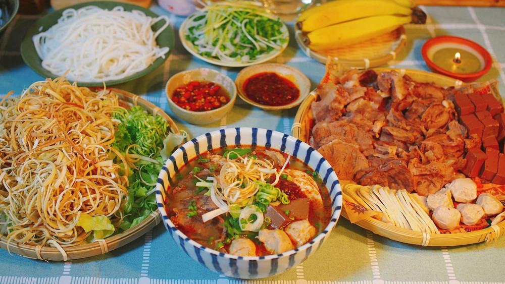 Cách nấu bún bò Huế cầu kỳ chuẩn vị cố đô gây sốt của cô gái Việt ở Nhật | Báo Giáo dục và Thời đại Online