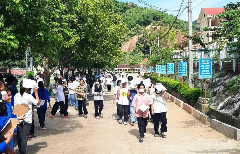 Thí sinh hoàn thành môn thi Tiếng Anh.