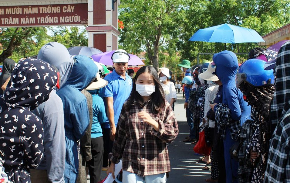 Phụ huynh đón con, em ở cổng trường sau khi hết giờ thi.