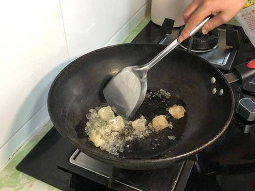 Cách làm nước hàng cho món thịt cá kho lên màu vừa đẹp lại an toàn ảnh 2 Nấu nước hàng, cho đường trực tiếp vào nồi là sai lầm, thêm bước này nước màu đẹp lại thơm-2