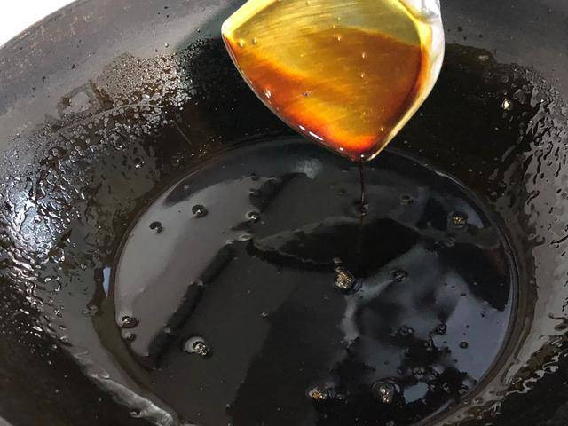 Cách làm nước hàng cho món thịt cá kho lên màu vừa đẹp lại an toàn ảnh 6 Nấu nước hàng, cho đường trực tiếp vào nồi là sai lầm, thêm bước này nước màu đẹp lại thơm-6