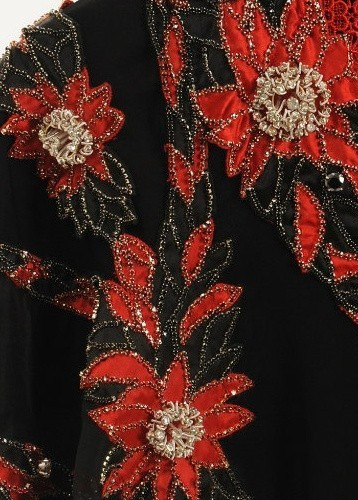 Chiếc váy đắt đỏ thứ hai trên thế giới có giá trị 17,7 triệu USD. Nó mang tên Abaya và do nhà thiết kế người Anh - Debbie Wingham - sáng tạo. Những bông hoa trên váy được trang trí bằng 3.000 viên đá quý. Trong số đó có 50 viên kim cương đen, 50 viên kim cương trắng, 1.899 viên kim cương đen - trắng và 1.000 viên hồng ngọc. Ngoài ra, tất cả được dát vàng 14k. Viên kim cương đỏ quý hiếm ở viền cổ có giá trị lớn nhất. Để hoàn thành Abaya, thợ may đã khâu 200.000 mũi bằng chỉ vàng trắng 14k. Ảnh: Become Gorgeous. Chiếc váy đắt đỏ thứ hai trên thế giới có giá trị 17,7 triệu USD. Nó mang tên Abaya và do nhà thiết kế người Anh - Debbie Wingham - sáng tạo. Những bông hoa trên váy được trang trí bằng 3.000 viên đá quý. Trong số đó có 50 viên kim cương đen, 50 viên kim cương trắng, 1.899 viên kim cương đen - trắng và 1.000 viên hồng ngọc. Ngoài ra, tất cả được dát vàng 14k. Viên kim cương đỏ quý hiếm ở viền cổ có giá trị lớn nhất. Để hoàn thành Abaya, thợ may đã khâu 200.000 mũi bằng chỉ vàng trắng 14k. Ảnh: Become Gorgeous.