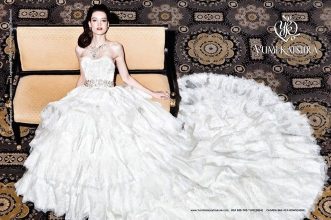 Kiệt tác nằm trong top 4 thuộc về nhà mốt Nhật Bản - Yumi Katsura. Thiết kế váy cưới trắng muốt trên có giá 8,5 triệu USD và được chế tác từ lụa, satin cao cấp. Chiếc váy cưới Yumi Katsura cũng được thêu tay tỉ mỉ, đính nhiều viên đá quý. Theo Wedded Wonderland, 1.000 viên ngọc trai và một viên kim cương quý hiếm nặng 5 carat được đính trên mẫu váy cưới. Trong đó, viên kim cương xanh 8,8 carat được chú ý hơn cả. Ảnh: Yumi Katsura. Kiệt tác nằm trong top 4 thuộc về nhà mốt Nhật Bản - Yumi Katsura. Thiết kế váy cưới trắng muốt trên có giá 8,5 triệu USD và được chế tác từ lụa, satin cao cấp. Chiếc váy cưới Yumi Katsura cũng được thêu tay tỉ mỉ, đính nhiều viên đá quý. Theo Wedded Wonderland, 1.000 viên ngọc trai và một viên kim cương quý hiếm nặng 5 carat được đính trên mẫu váy cưới. Trong đó, viên kim cương xanh 8,8 carat được chú ý hơn cả. Ảnh: Yumi Katsura.