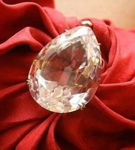 Phần thân váy được phủ 751 viên kim cương cùng pha lê Swarovski nặng hơn 1.100 carat. Trong đó, viên kim cương hình giọt nước đính ở ngực có giá trị nhất, nặng khoảng 70 carat. Mẫu đá quý hiếm này được cung cấp bởi thợ kim hoàn tên Mouawad - người góp phần thiết kế Fantasy Bra của Victoria"s Secret. Ảnh: Mstar. Phần thân váy được phủ 751 viên kim cương cùng pha lê Swarovski nặng hơn 1.100 carat. Trong đó, viên kim cương hình giọt nước đính ở ngực có giá trị nhất, nặng khoảng 70 carat. Mẫu đá quý hiếm này được cung cấp bởi thợ kim hoàn tên Mouawad - người góp phần thiết kế Fantasy Bra của Victoria"s Secret. Ảnh: Mstar.