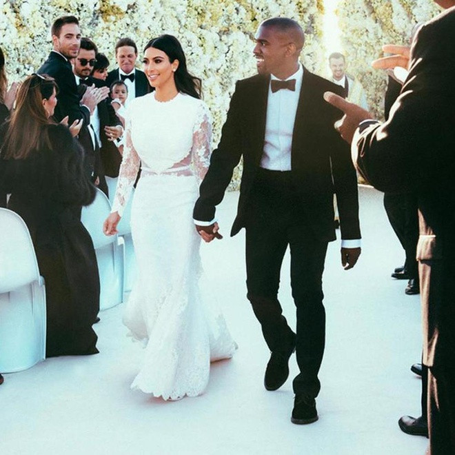 Trong lễ cưới với Kanye West vào năm 2014, Kim Kardashian gây ấn tượng khi diện mẫu váy cưới đặt may riêng từ thương hiệu Givenchy. Thiết kế này nhìn khá đơn giản nhưng tôn lên vóc dáng của người mặc, có giá trị 500.000 USD. Ảnh: Vogue Australia. Trong lễ cưới với Kanye West vào năm 2014, Kim Kardashian gây ấn tượng khi diện mẫu váy cưới đặt may riêng từ thương hiệu Givenchy. Thiết kế này nhìn khá đơn giản nhưng tôn lên vóc dáng của người mặc, có giá trị 500.000 USD. Ảnh: Vogue Australia.