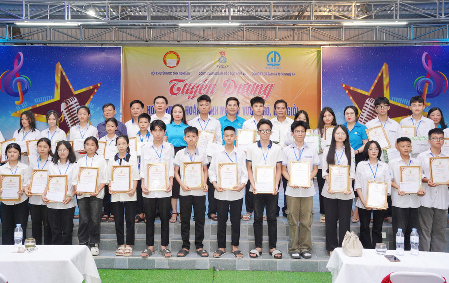 Công đoàn Giáo dục Nghệ An tuyên dương 52 học sinh con cán bộ, nhà giáo, người lao động khối trực thuộc vượt khó, học giỏi năm học 2023-2024. Ảnh: Hồ Lài