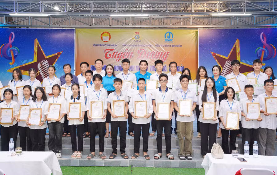 Công đoàn Giáo dục Nghệ An tuyên dương 52 học sinh con cán bộ, nhà giáo, người lao động khối trực thuộc vượt khó, học giỏi năm học 2023-2024. Ảnh: Hồ Lài