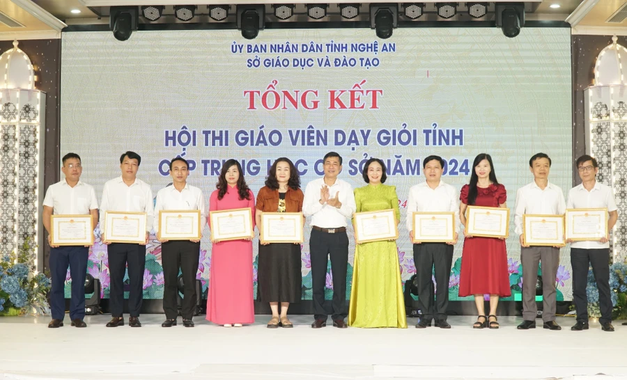 Ông Thái Văn Thành - Giám đốc Sở GD&ĐT Nghệ An trao giấy khen cho các tập thể đạt thành tích xuất sắc tại hội thi. Ảnh: Hồ Lài