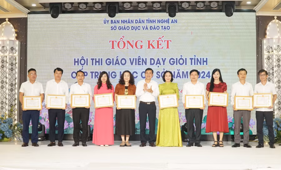 Ông Thái Văn Thành - Giám đốc Sở GD&ĐT Nghệ An trao giấy khen cho các tập thể đạt thành tích xuất sắc tại hội thi. Ảnh: Hồ Lài
