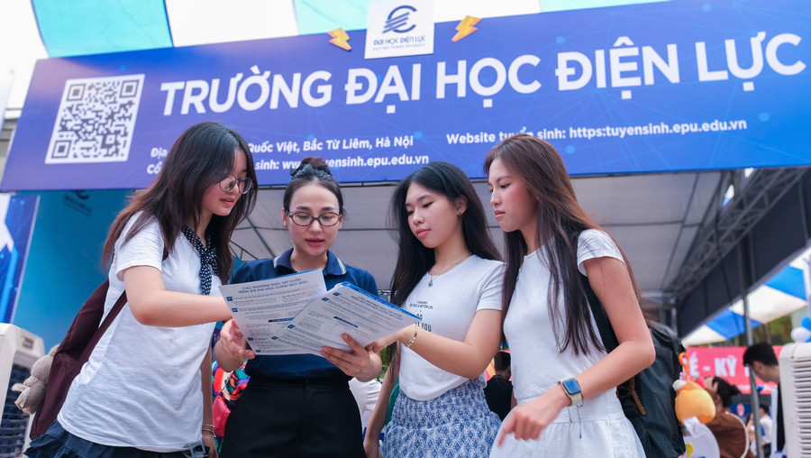 Cán bộ tư vấn tuyển sinh chia sẻ với thí sinh.