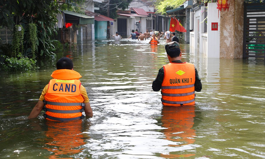 Cán bộ, chiến sĩ lực lượng vũ trang đến từng hộ dân, không để sót người trong lũ. mgl9290.jpg