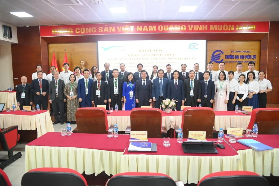 Đoàn đánh giá ngoài và đại biểu chụp ảnh với đại diện EPU.