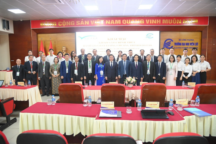 Đoàn đánh giá ngoài và đại biểu chụp ảnh với đại diện EPU.