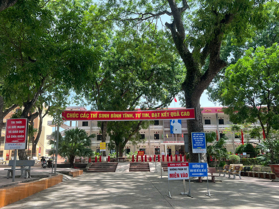 Khu vực điểm thi Trường THPT Lạng Giang số 1. z6663072029359-d6398568a568d0152ab9e0eabe4e1e58.jpg