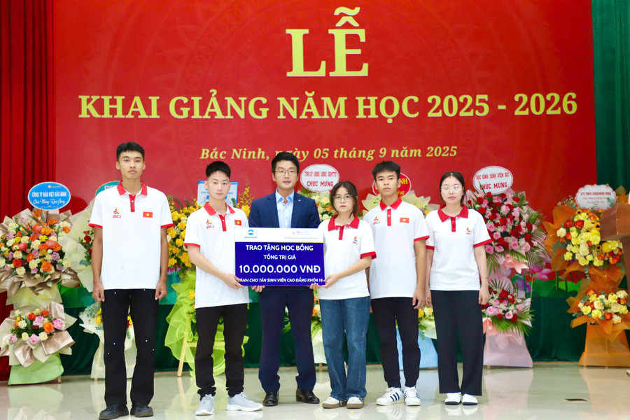 Trao tặng học bổng cho học sinh nhà trường. z6979884005396-5072912571b5c8790355f5d56bda0df6.jpg