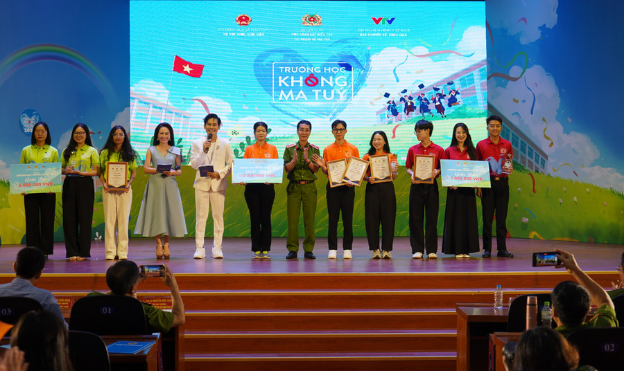 Đại tá Nguyễn Đức Tuấn, Phó Cục trưởng Cục Cảnh sát điều tra tội phạm về ma túy trao giải cho các đội tham gia cuộc thi
