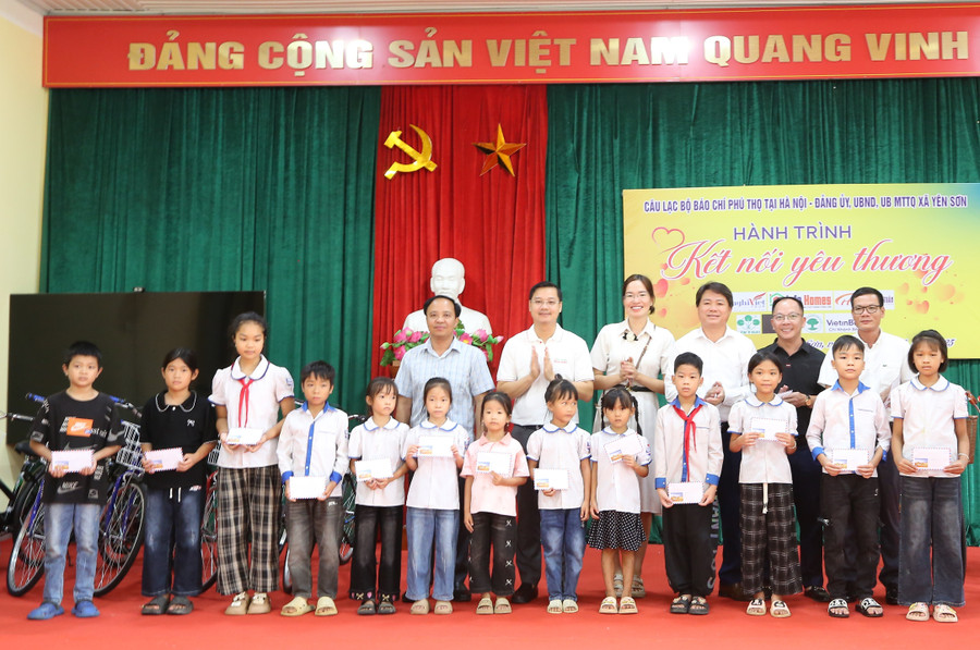 Trao quà cho học sinh xã Yên Sơn. a6.jpg