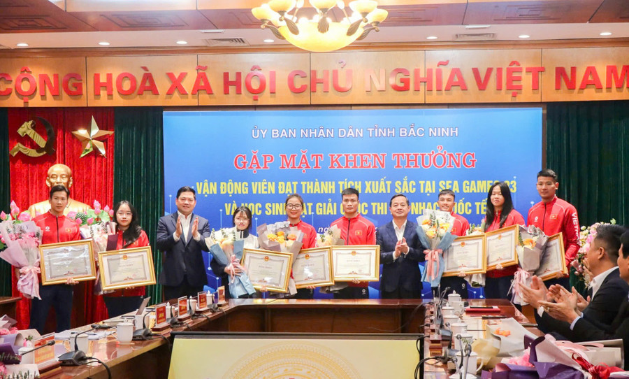 Lãnh đạo tỉnh Bắc Ninh khen thưởng học sinh, vận động viên 
