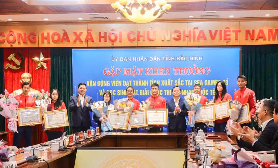 Lãnh đạo tỉnh Bắc Ninh khen thưởng học sinh, vận động viên 