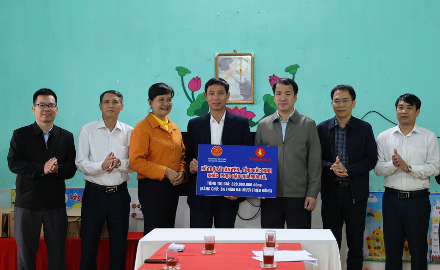 Ông Ngô Văn Cương cùng nhà tài trợ trao kinh phí hỗ trợ cho xã Tân Yên khắc phục hậu quả mưa lũ.