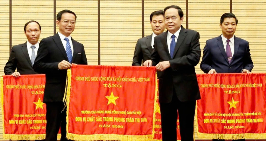 Trường Cao đẳng Công nghệ cao Hà Nội vinh dự đón nhận Cờ thi đua của Chính phủ. anh-nen-1.jpg