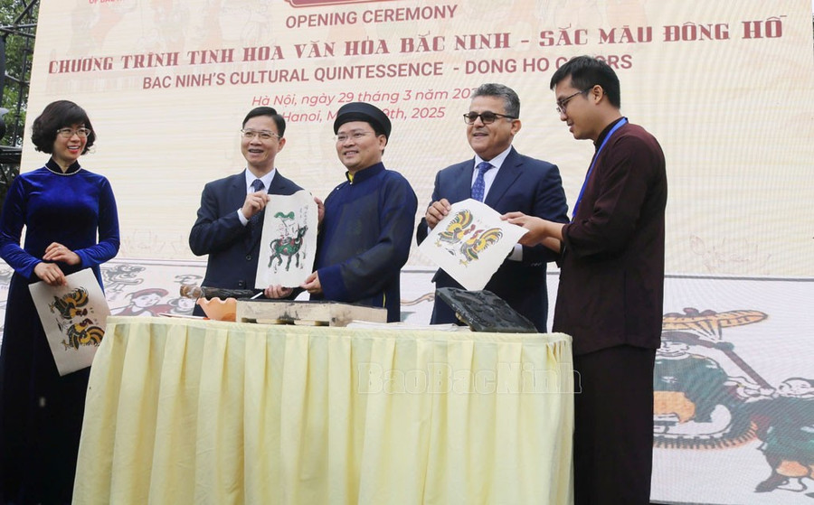 Bí thư Tỉnh ủy Bắc Ninh Nguyễn Anh Tuấn cùng các đại biểu trải nghiệm in tranh dân gian Đông Hồ.
