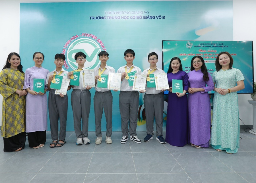 Ban Giám hiệu cùng giáo viên chúc mừng các em học sinh đạt huy chương Vàng. picture3.jpg