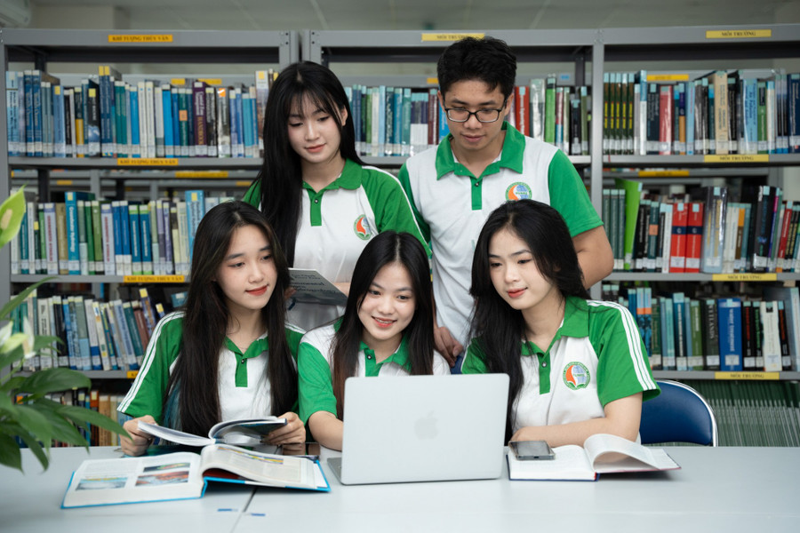 Sinh viên HUNRE trong môi trường học tập hiện đại.