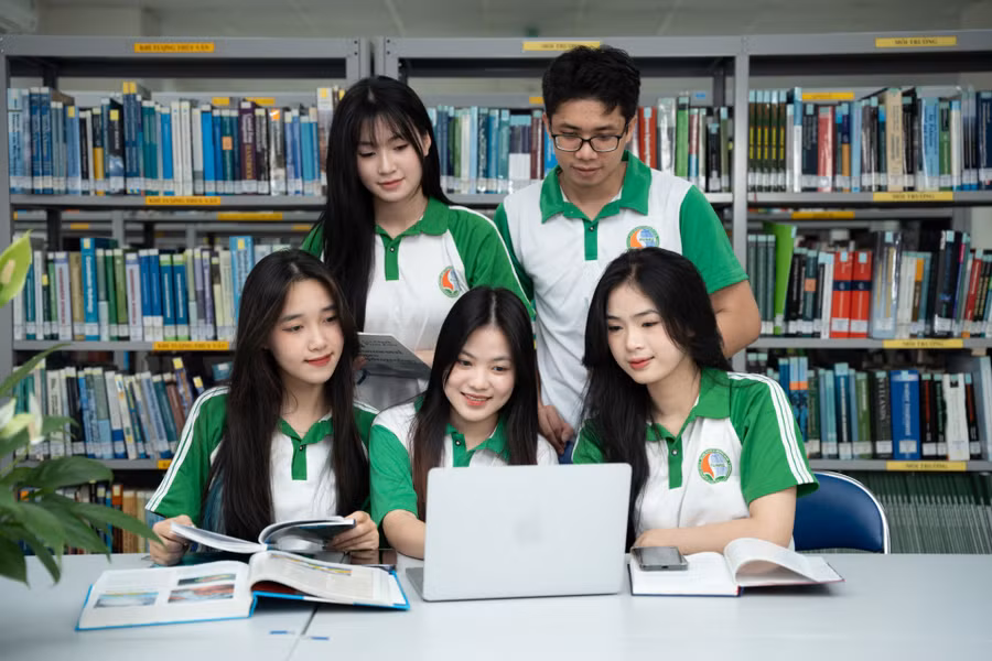 Sinh viên HUNRE trong môi trường học tập hiện đại.