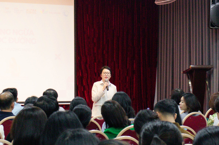 Cô Vũ Kiều Oanh - Trưởng phòng Tâm lý học đường, Trường Tiểu học và Trung học Alpha chia sẻ tại Hội thảo. img-1858.jpg