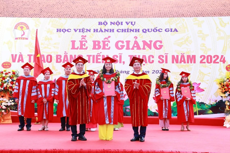 PGS.TS. Nguyễn Bá Chiến, Giám đốc Học viện và PGS.TS. Lương Thanh Cường, Phó Giám đốc Học viện trao bằng Tiến sĩ cho các nghiên cứu sinh đã hoàn thành đề án năm 2024.