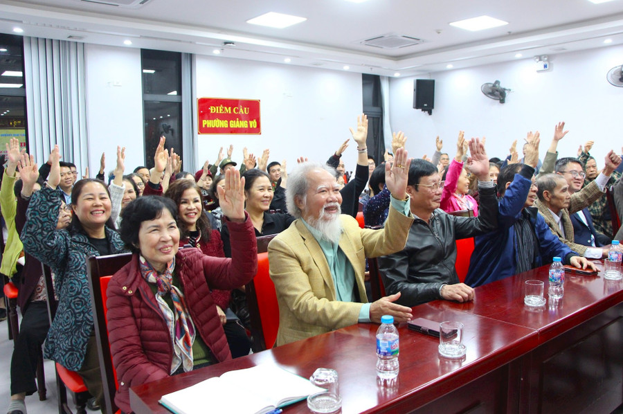 Cử tri biểu quyết tán thành giới thiệu ông Vũ Đại Thắng ứng cử đại biểu HĐND TP Hà Nội.