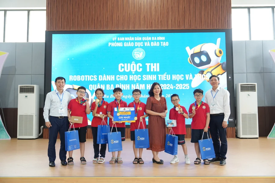 Ban tổ chức cuộc thi trao Nhất cho Trường Tiểu học Kim Đồng.