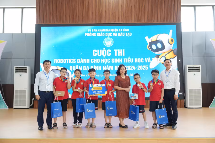 Ban tổ chức cuộc thi trao Nhất cho Trường Tiểu học Kim Đồng.