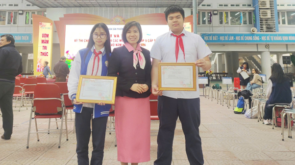 Quang Dũng cùng cô giáo Đỗ Thị Thúy trong buổi trao giải học sinh giỏi cấp phường.