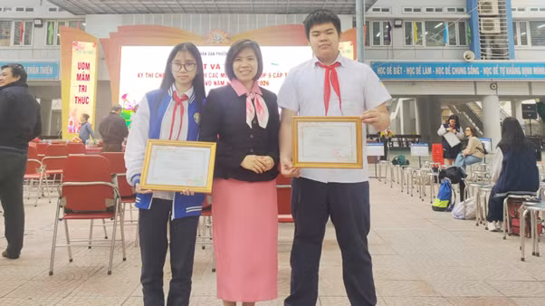 Quang Dũng cùng cô giáo Đỗ Thị Thúy trong buổi trao giải học sinh giỏi cấp phường.