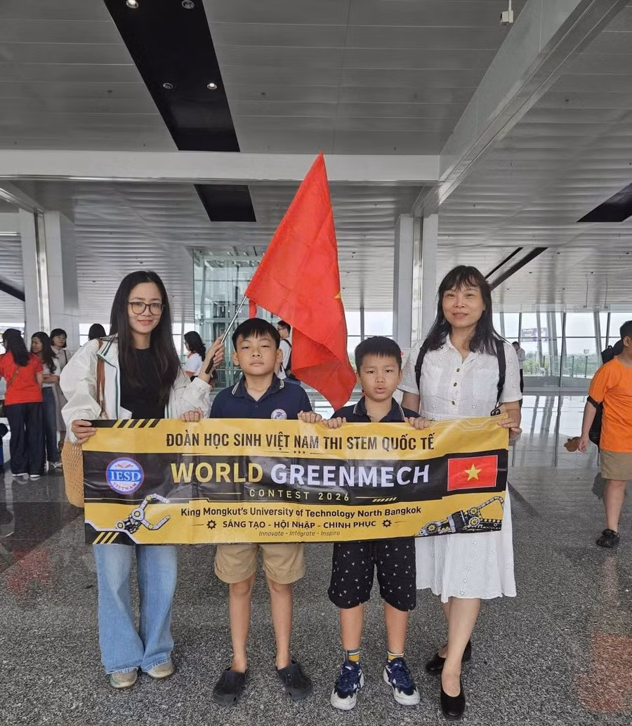 Học sinh Trường Tiểu học Nam Thành Công cùng cô giáo.