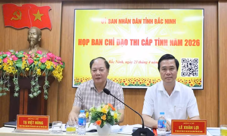 Ông Lê Xuân Lợi (bên phải) và ông Tạ Việt Hùng - Giám đốc Sở GD&ĐT tại cuộc họp.