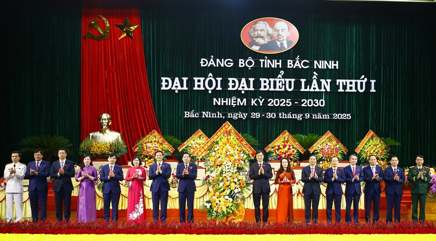 Ông Nguyễn Duy Ngọc tặng hoa chúc mừng Đại hội.