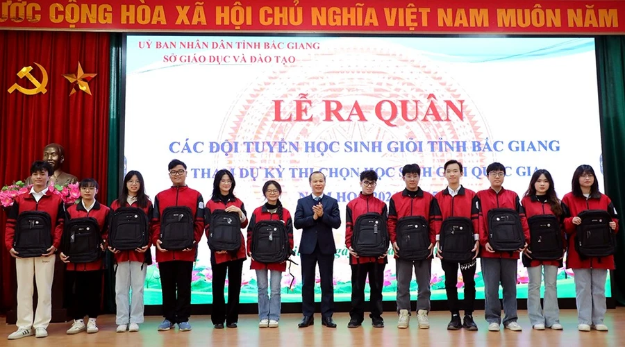 Ông Mai Sơn - Quyền Chủ tịch UBND tỉnh Bắc Giang động viên học sinh tham dự kỳ thi quốc gia.