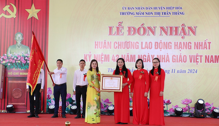 Thừa ủy quyền của Chủ tịch nước, Phó Chủ tịch Thường trực HĐND tỉnh Bắc Giang - Lâm Thị Hương Thành trao Huân chương Lao động hạng Nhất cho Trường Mầm non Thị trấn Thắng.