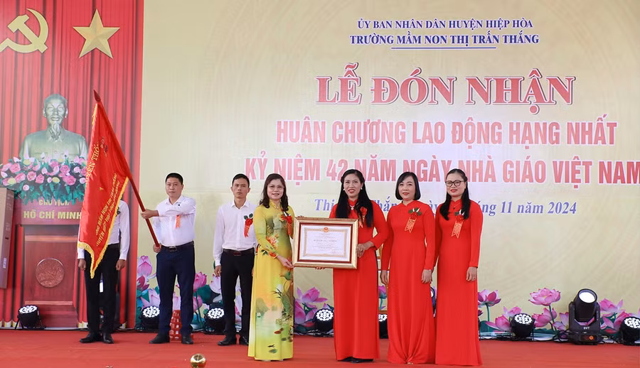 Thừa ủy quyền của Chủ tịch nước, Phó Chủ tịch Thường trực HĐND tỉnh Bắc Giang - Lâm Thị Hương Thành trao Huân chương Lao động hạng Nhất cho Trường Mầm non Thị trấn Thắng.