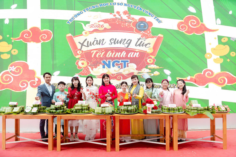 Cô trò Trường THCS Nguyễn Công Trứ hân hoan đón năm mới.