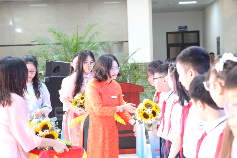 Nhà giáo Tô Thị Hải Yến, Hiệu trưởng Trường THCS Giảng Võ động viên các em học sinh. y-1.jpg