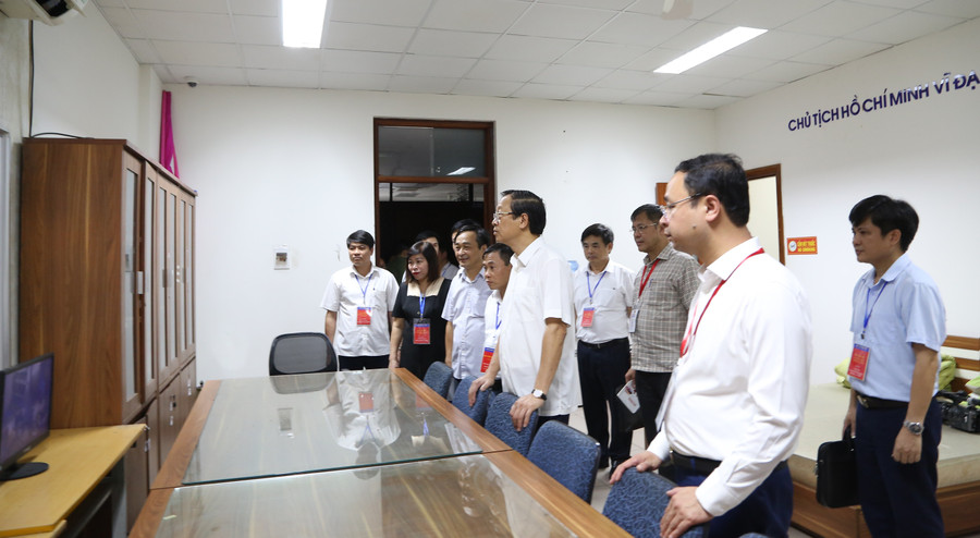 Thứ trưởng Phạm Ngọc Thưởng cùng đoàn kiểm tra tại Trường THPT Chuyên Bắc Ninh. bn-2.jpg
