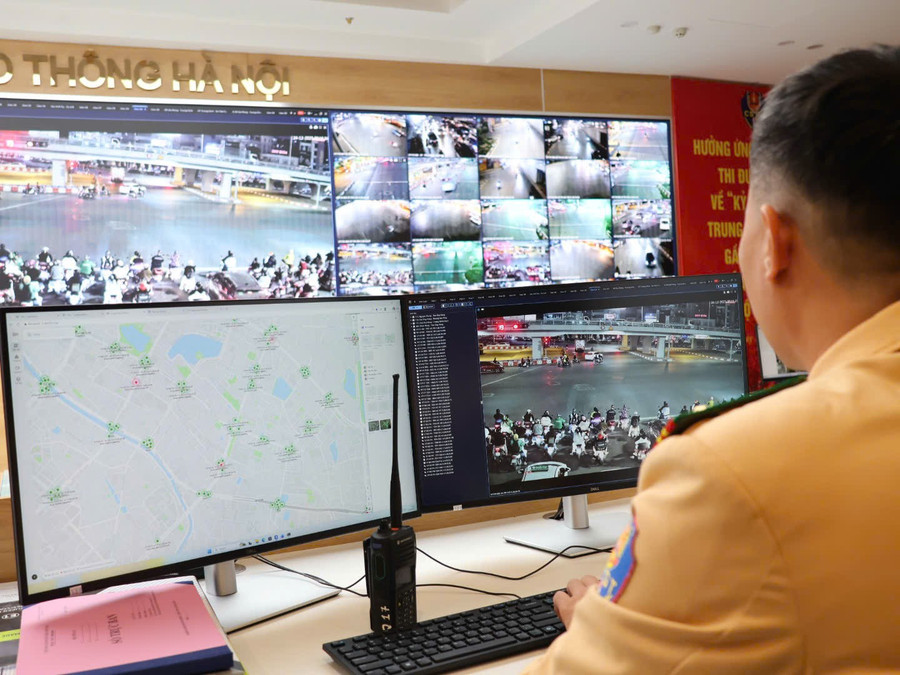 Cán bộ Đội chỉ huy giao thông và điều khiển đèn tín hiệu giao thông làm nhiệm vụ.