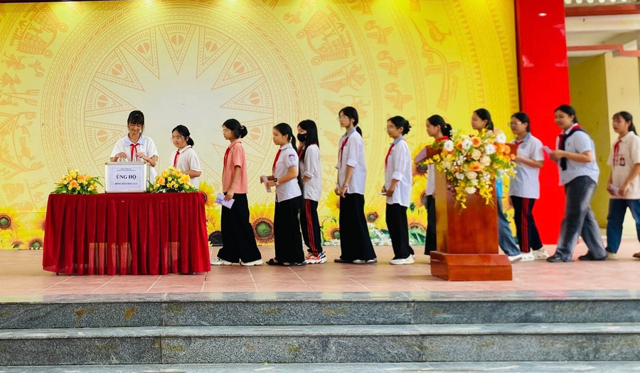 Hoạt động giúp học sinh thêm những bài học quý giá về tình người, tinh thần đoàn kết dân tộc, và hơn hết là ý thức trách nhiệm đối với xã hội. untitled.jpg