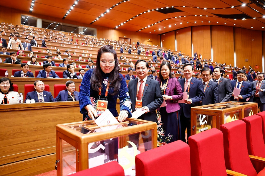 Đại biểu bỏ phiếu bầu Ban Chấp hành Trung ương Đảng khoá XIV. Ảnh: TTXVN.