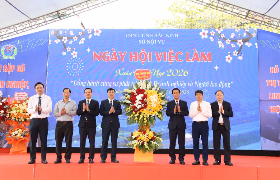 Phó Chủ tịch UBND tỉnh Bắc Ninh Lê Xuân Lợi tặng hoa chúc mừng “Ngày hội việc làm tỉnh Bắc Ninh năm 2026”.
