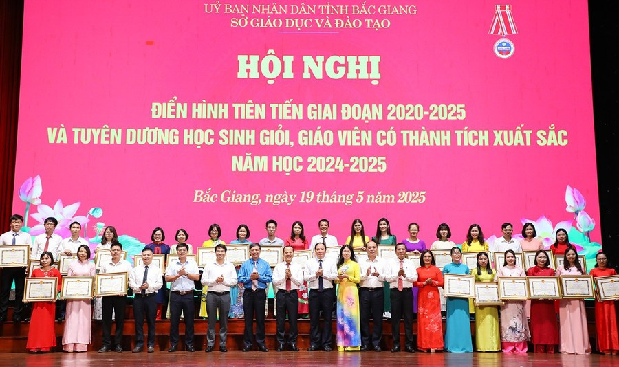 Phó Chủ tịch Thường trực UBND tỉnh Bắc Giang Mai Sơn và các đại biểu chụp ảnh lưu niệm cùng các giáo viên có thành tích xuất sắc trong bồi dưỡng HSG. 1747626180878-dai-bieu-vs-thay-co.jpg